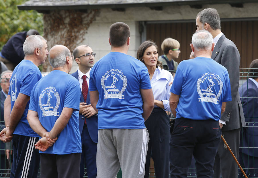 Felipe VI destaca el esfuerzo de los vecinos de Moal por proteger su entorno y «buscar alternativas» en nuevos sectores «que os permiten mantener el pueblo vivo»