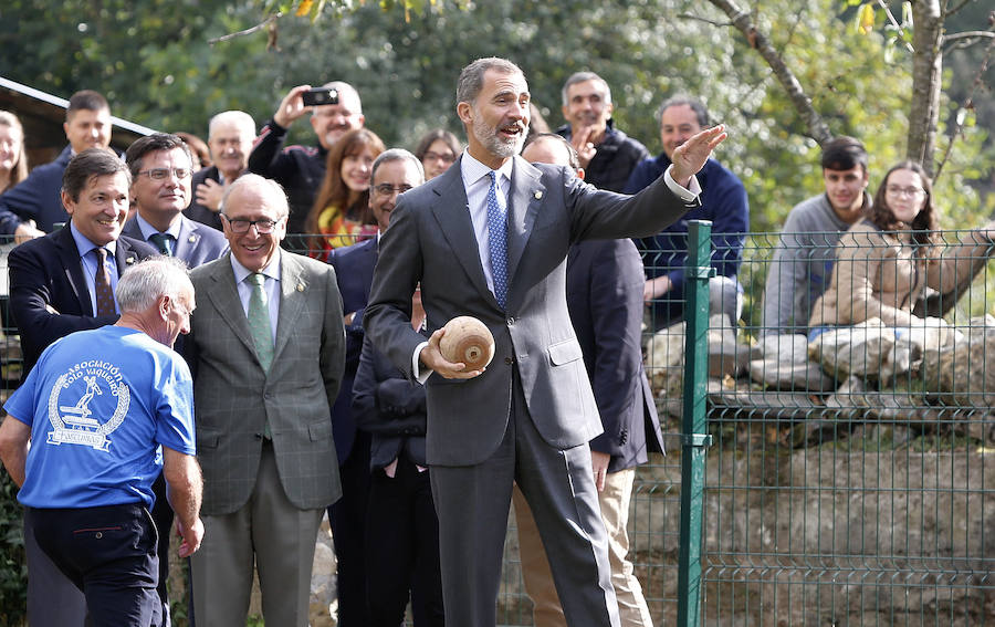 Felipe VI destaca el esfuerzo de los vecinos de Moal por proteger su entorno y «buscar alternativas» en nuevos sectores «que os permiten mantener el pueblo vivo»