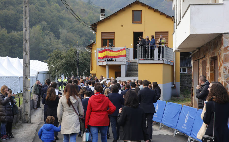 Felipe VI destaca el esfuerzo de los vecinos de Moal por proteger su entorno y «buscar alternativas» en nuevos sectores «que os permiten mantener el pueblo vivo»