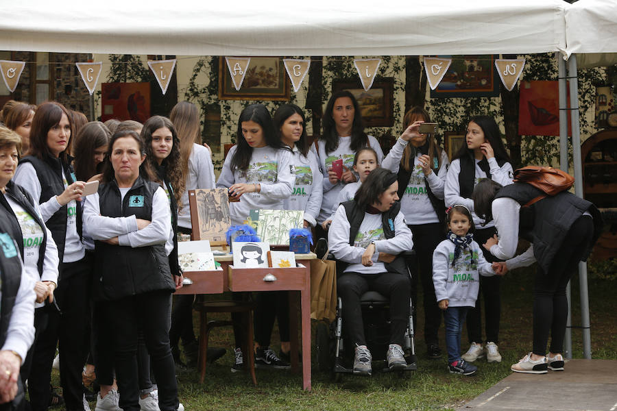 Felipe VI destaca el esfuerzo de los vecinos de Moal por proteger su entorno y «buscar alternativas» en nuevos sectores «que os permiten mantener el pueblo vivo»