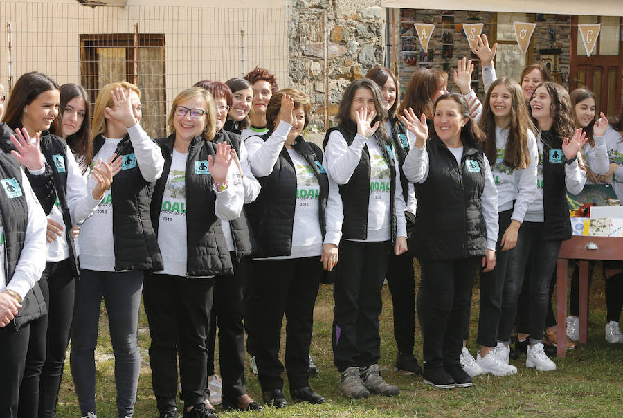 Felipe VI destaca el esfuerzo de los vecinos de Moal por proteger su entorno y «buscar alternativas» en nuevos sectores «que os permiten mantener el pueblo vivo»