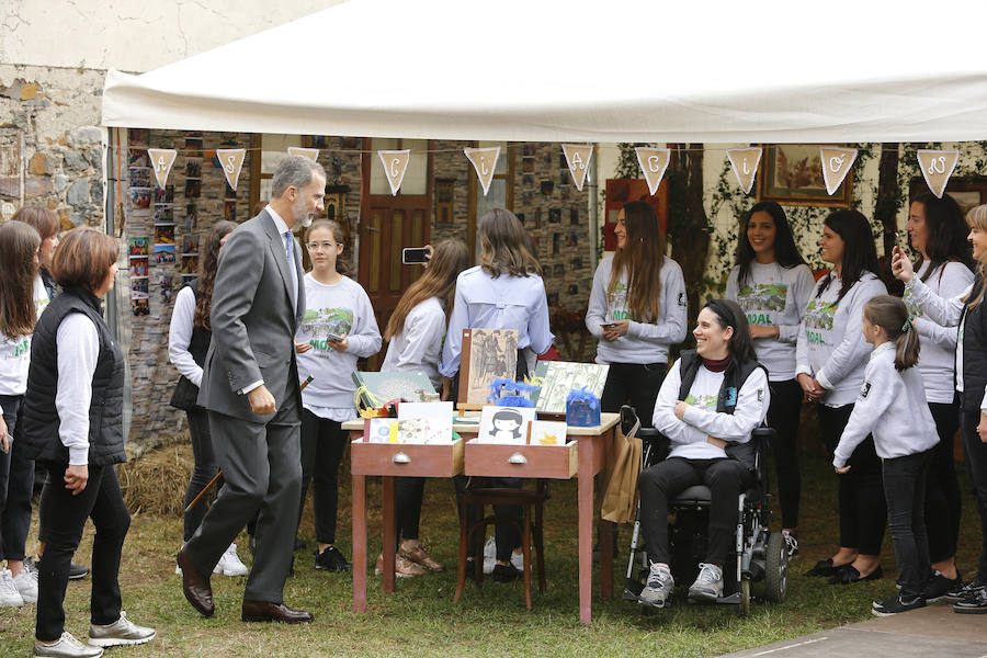 Felipe VI destaca el esfuerzo de los vecinos de Moal por proteger su entorno y «buscar alternativas» en nuevos sectores «que os permiten mantener el pueblo vivo»