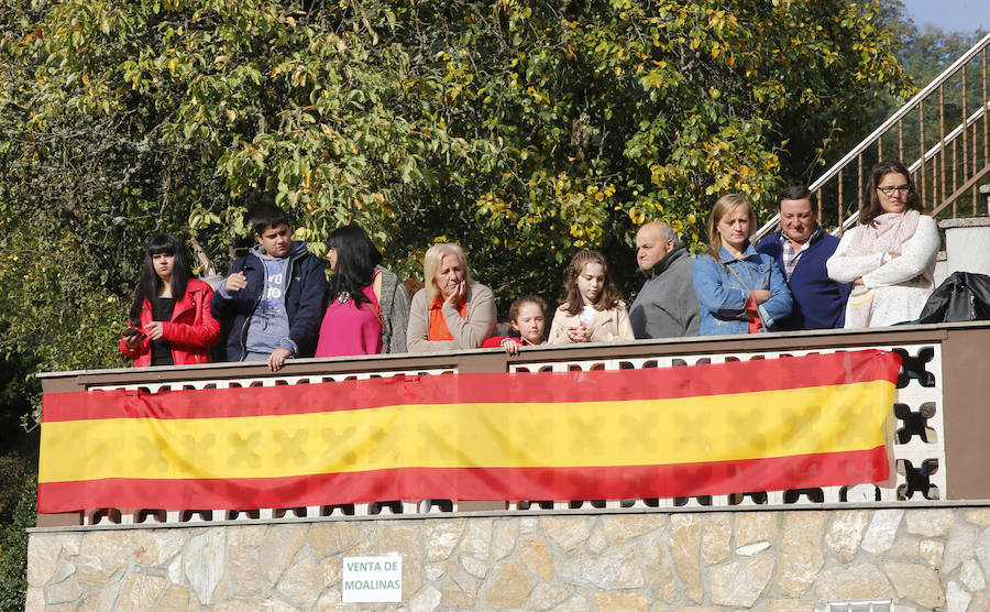 Felipe VI destaca el esfuerzo de los vecinos de Moal por proteger su entorno y «buscar alternativas» en nuevos sectores «que os permiten mantener el pueblo vivo»