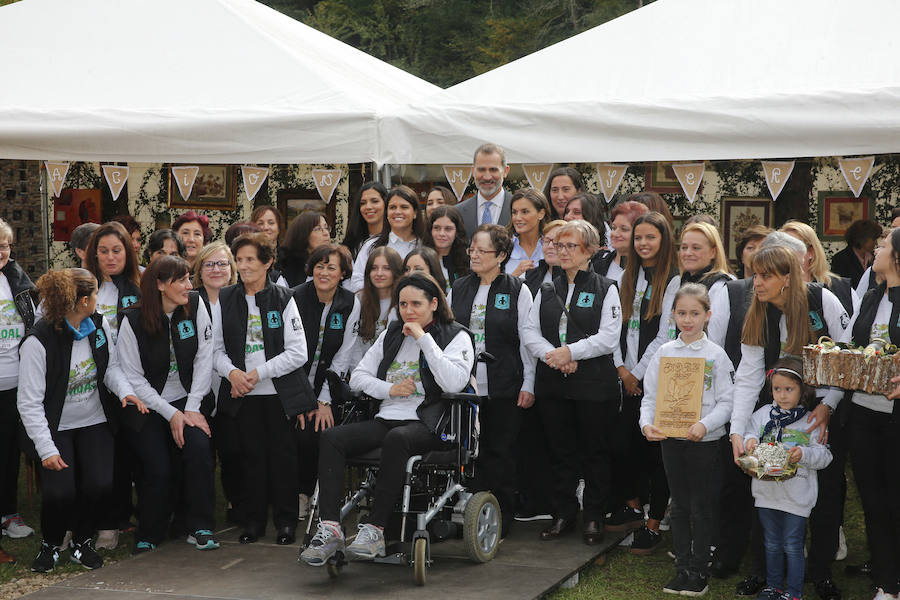 Felipe VI destaca el esfuerzo de los vecinos de Moal por proteger su entorno y «buscar alternativas» en nuevos sectores «que os permiten mantener el pueblo vivo»
