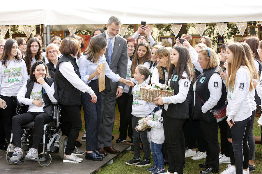 Felipe VI destaca el esfuerzo de los vecinos de Moal por proteger su entorno y «buscar alternativas» en nuevos sectores «que os permiten mantener el pueblo vivo»