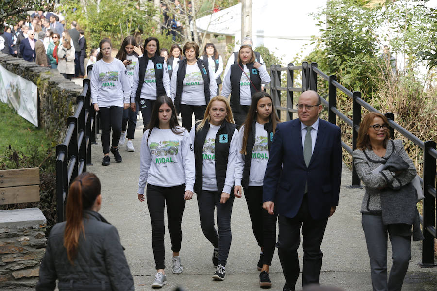 Felipe VI destaca el esfuerzo de los vecinos de Moal por proteger su entorno y «buscar alternativas» en nuevos sectores «que os permiten mantener el pueblo vivo»