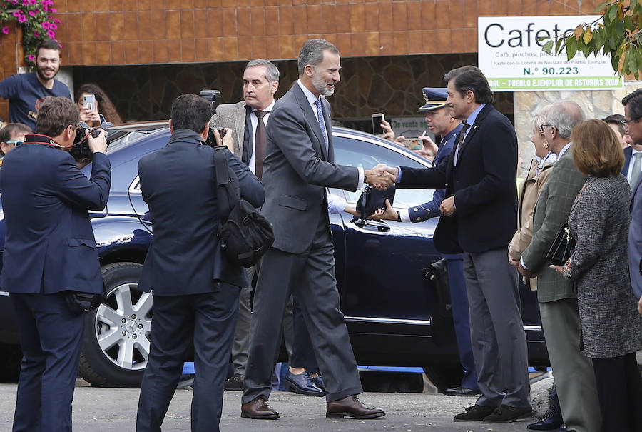 Felipe VI destaca el esfuerzo de los vecinos de Moal por proteger su entorno y «buscar alternativas» en nuevos sectores «que os permiten mantener el pueblo vivo»