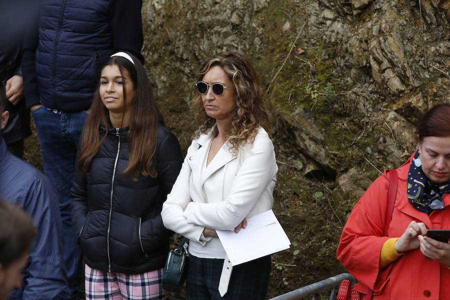 Felipe VI destaca el esfuerzo de los vecinos de Moal por proteger su entorno y «buscar alternativas» en nuevos sectores «que os permiten mantener el pueblo vivo»