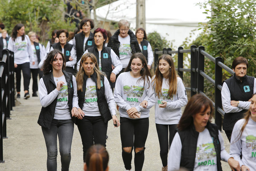 Felipe VI destaca el esfuerzo de los vecinos de Moal por proteger su entorno y «buscar alternativas» en nuevos sectores «que os permiten mantener el pueblo vivo»