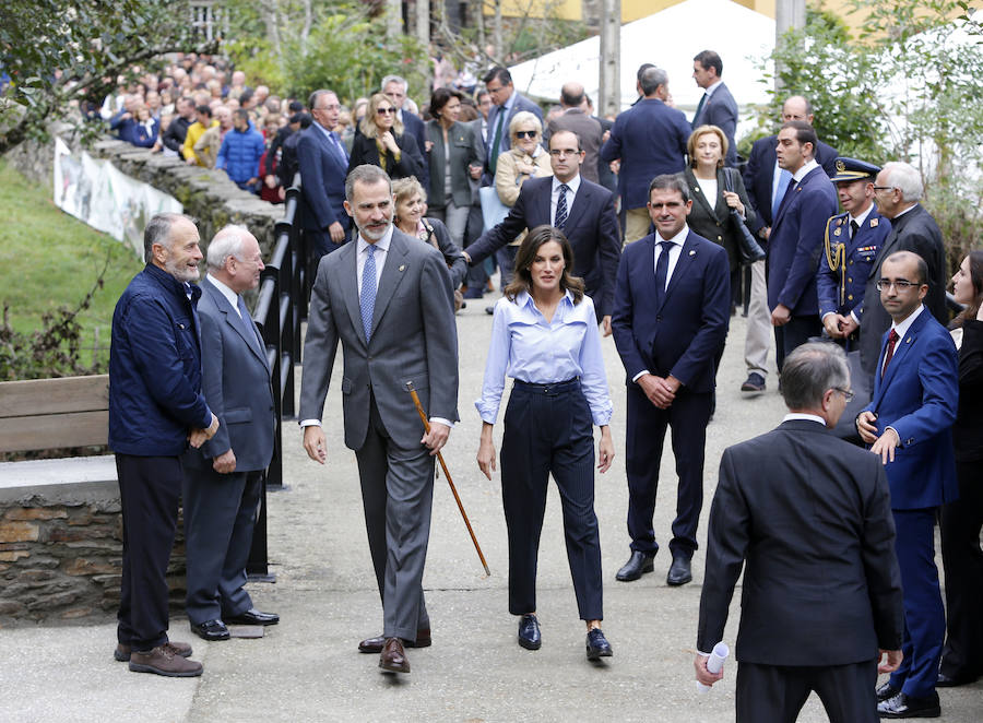 Felipe VI destaca el esfuerzo de los vecinos de Moal por proteger su entorno y «buscar alternativas» en nuevos sectores «que os permiten mantener el pueblo vivo»