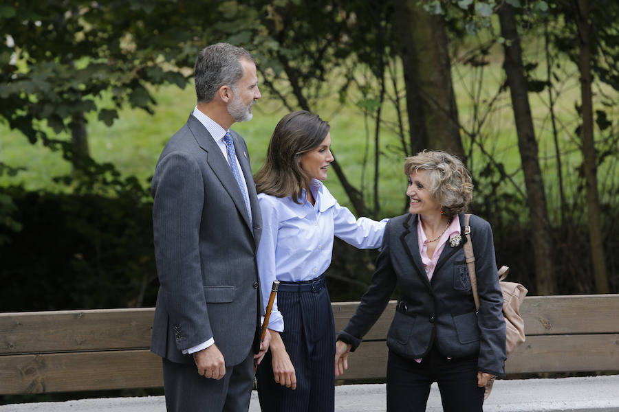 Felipe VI destaca el esfuerzo de los vecinos de Moal por proteger su entorno y «buscar alternativas» en nuevos sectores «que os permiten mantener el pueblo vivo»