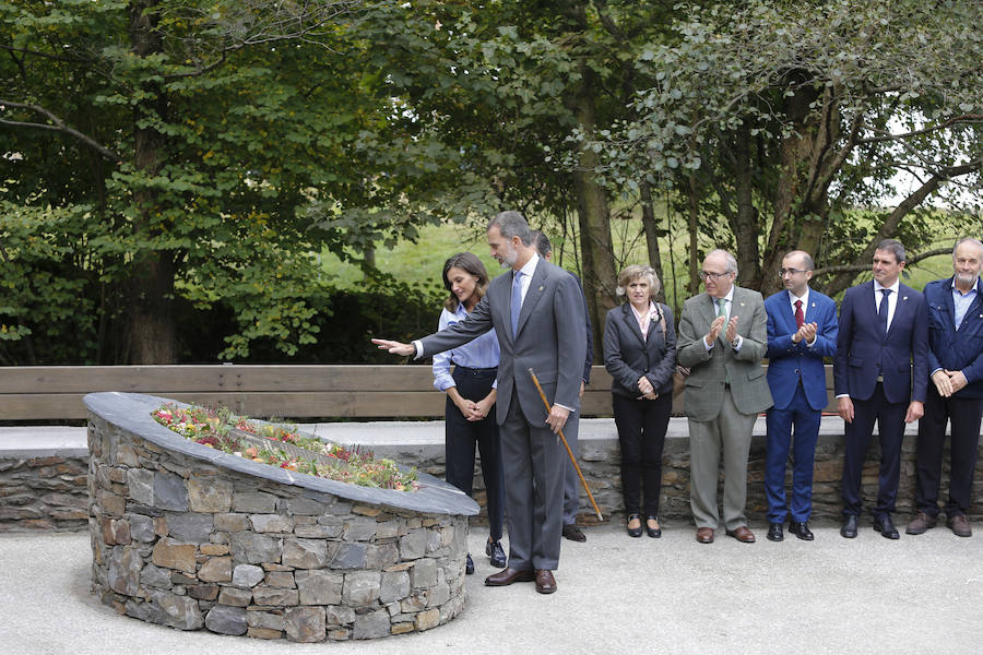 Felipe VI destaca el esfuerzo de los vecinos de Moal por proteger su entorno y «buscar alternativas» en nuevos sectores «que os permiten mantener el pueblo vivo»