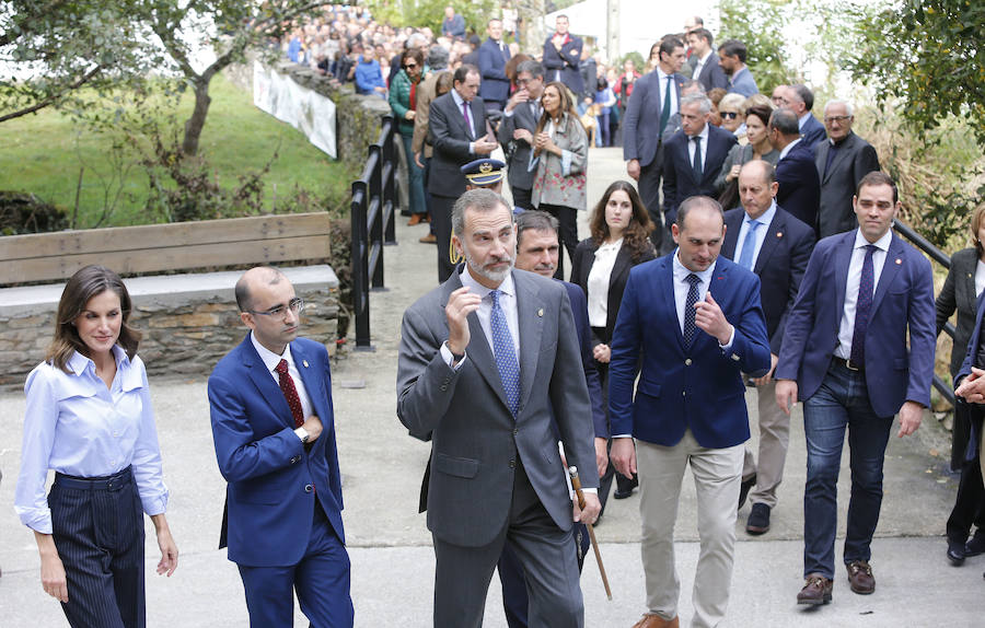 Felipe VI destaca el esfuerzo de los vecinos de Moal por proteger su entorno y «buscar alternativas» en nuevos sectores «que os permiten mantener el pueblo vivo»