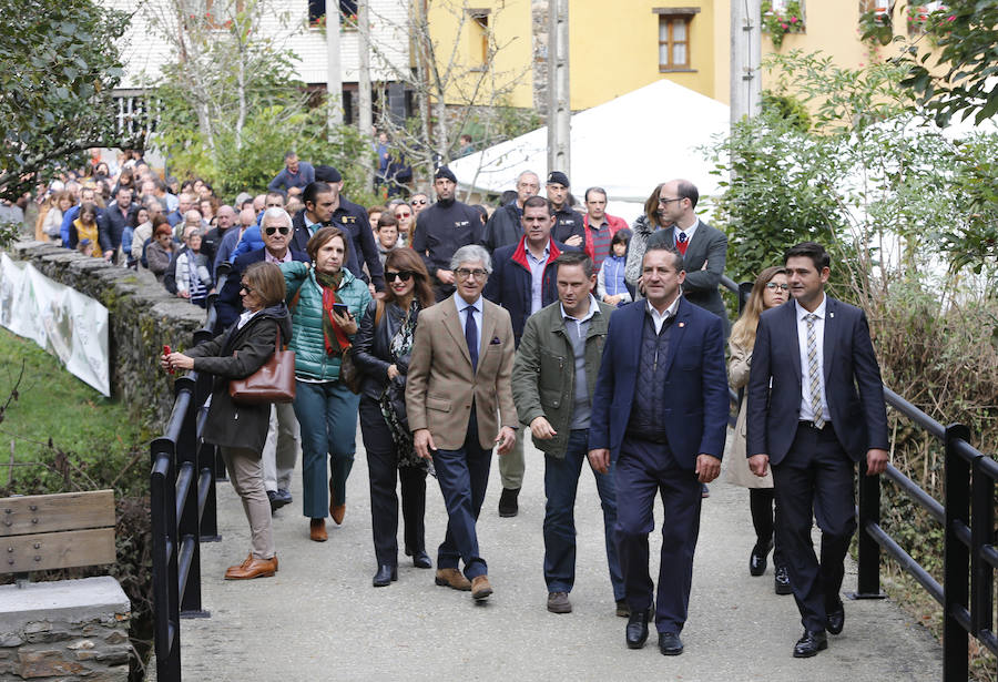 Felipe VI destaca el esfuerzo de los vecinos de Moal por proteger su entorno y «buscar alternativas» en nuevos sectores «que os permiten mantener el pueblo vivo»