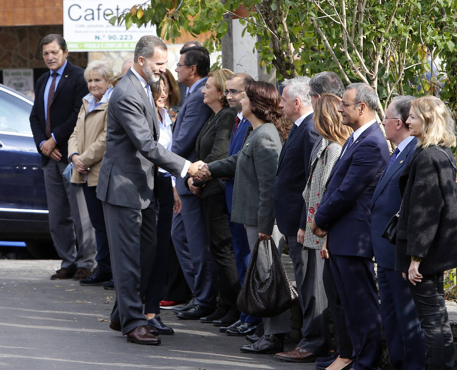 Felipe VI destaca el esfuerzo de los vecinos de Moal por proteger su entorno y «buscar alternativas» en nuevos sectores «que os permiten mantener el pueblo vivo»