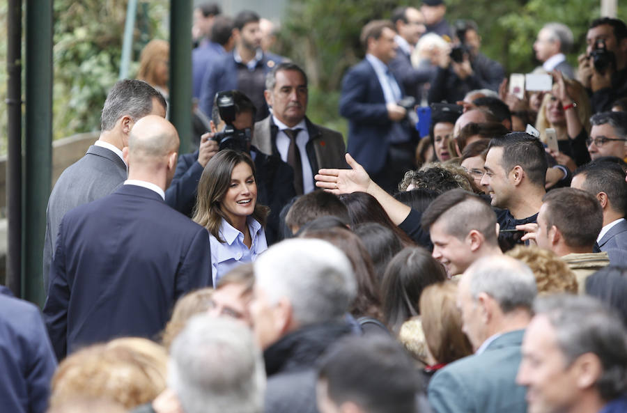 Felipe VI destaca el esfuerzo de los vecinos de Moal por proteger su entorno y «buscar alternativas» en nuevos sectores «que os permiten mantener el pueblo vivo»