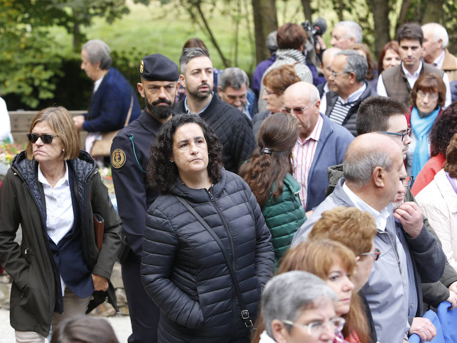 Felipe VI destaca el esfuerzo de los vecinos de Moal por proteger su entorno y «buscar alternativas» en nuevos sectores «que os permiten mantener el pueblo vivo»