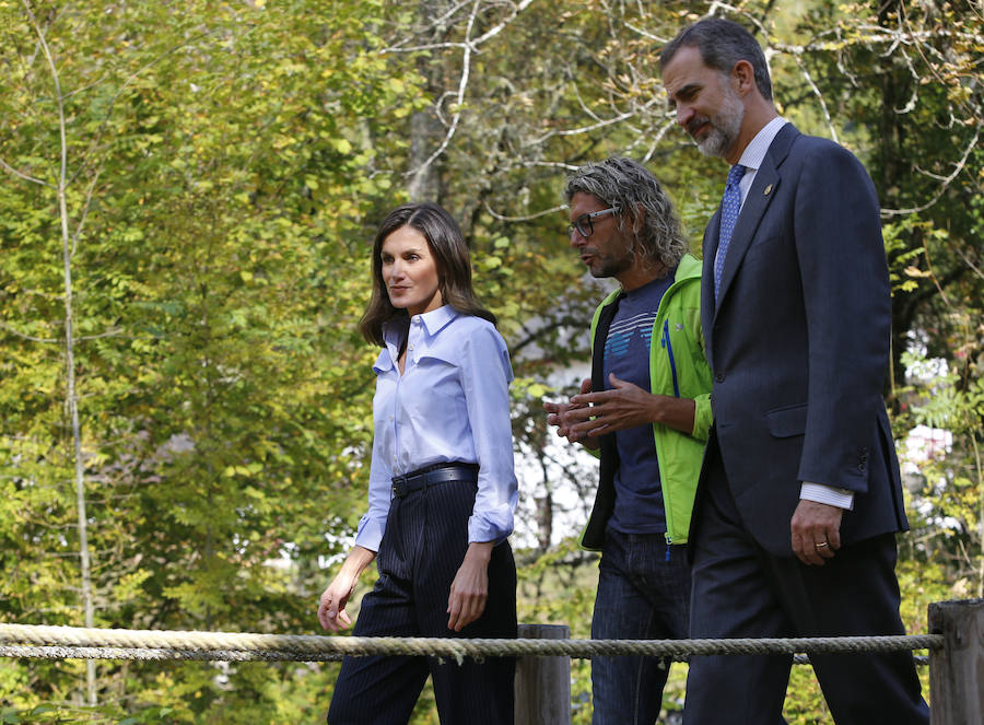 Felipe VI destaca el esfuerzo de los vecinos de Moal por proteger su entorno y «buscar alternativas» en nuevos sectores «que os permiten mantener el pueblo vivo»