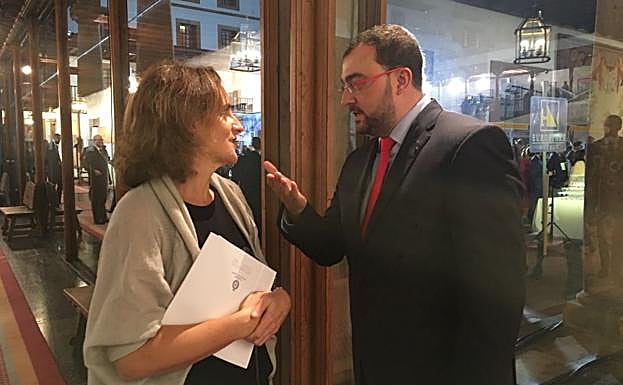 Teresa Ribera conversa con el secretario general de la FSA. 