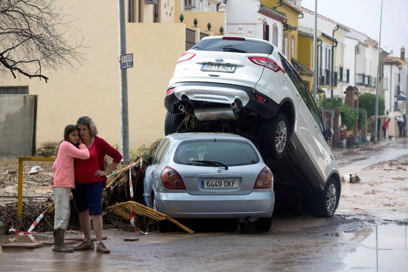 Las mejores imágenes de las lluvias torrenciales que han provocado la muerte de un bombero y numerosos destrozos en la provincia de Málaga