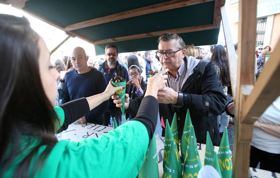 El Bulevar de la Sidra, de Oviedo, reparte una tonelada de castañas y otra de sidra dulce
