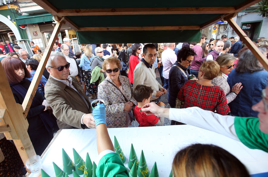El Bulevar de la Sidra, de Oviedo, reparte una tonelada de castañas y otra de sidra dulce