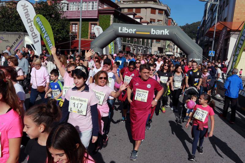 Este domingo se celebra la tercera edición de la Carrera contra el Cáncer de Mama en Mieres. Organizada por la delegación de la Asociación Española Contra el Cáncer (AECC) en Mieres y el Club Atletismo Mieres. La prueba comenzó a las 12 horas, desde la plaza del Ayuntamiento, con un recorrido de 4,5 kilómetros, por el casco urbano de la localidad.