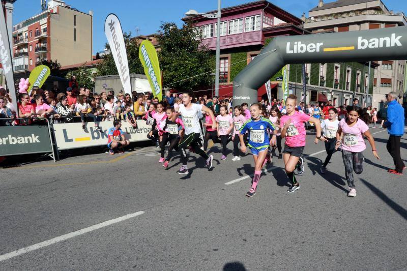 Este domingo se celebra la tercera edición de la Carrera contra el Cáncer de Mama en Mieres. Organizada por la delegación de la Asociación Española Contra el Cáncer (AECC) en Mieres y el Club Atletismo Mieres. La prueba comenzó a las 12 horas, desde la plaza del Ayuntamiento, con un recorrido de 4,5 kilómetros, por el casco urbano de la localidad.