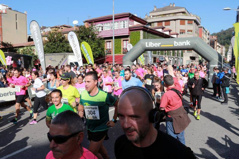 Este domingo se celebra la tercera edición de la Carrera contra el Cáncer de Mama en Mieres. Organizada por la delegación de la Asociación Española Contra el Cáncer (AECC) en Mieres y el Club Atletismo Mieres. La prueba comenzó a las 12 horas, desde la plaza del Ayuntamiento, con un recorrido de 4,5 kilómetros, por el casco urbano de la localidad.