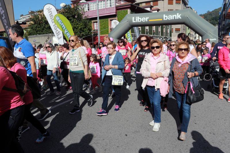 Este domingo se celebra la tercera edición de la Carrera contra el Cáncer de Mama en Mieres. Organizada por la delegación de la Asociación Española Contra el Cáncer (AECC) en Mieres y el Club Atletismo Mieres. La prueba comenzó a las 12 horas, desde la plaza del Ayuntamiento, con un recorrido de 4,5 kilómetros, por el casco urbano de la localidad.