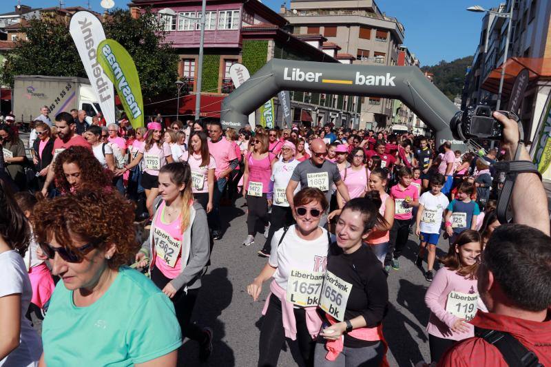 Este domingo se celebra la tercera edición de la Carrera contra el Cáncer de Mama en Mieres. Organizada por la delegación de la Asociación Española Contra el Cáncer (AECC) en Mieres y el Club Atletismo Mieres. La prueba comenzó a las 12 horas, desde la plaza del Ayuntamiento, con un recorrido de 4,5 kilómetros, por el casco urbano de la localidad.
