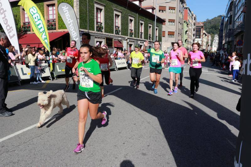 Este domingo se celebra la tercera edición de la Carrera contra el Cáncer de Mama en Mieres. Organizada por la delegación de la Asociación Española Contra el Cáncer (AECC) en Mieres y el Club Atletismo Mieres. La prueba comenzó a las 12 horas, desde la plaza del Ayuntamiento, con un recorrido de 4,5 kilómetros, por el casco urbano de la localidad.