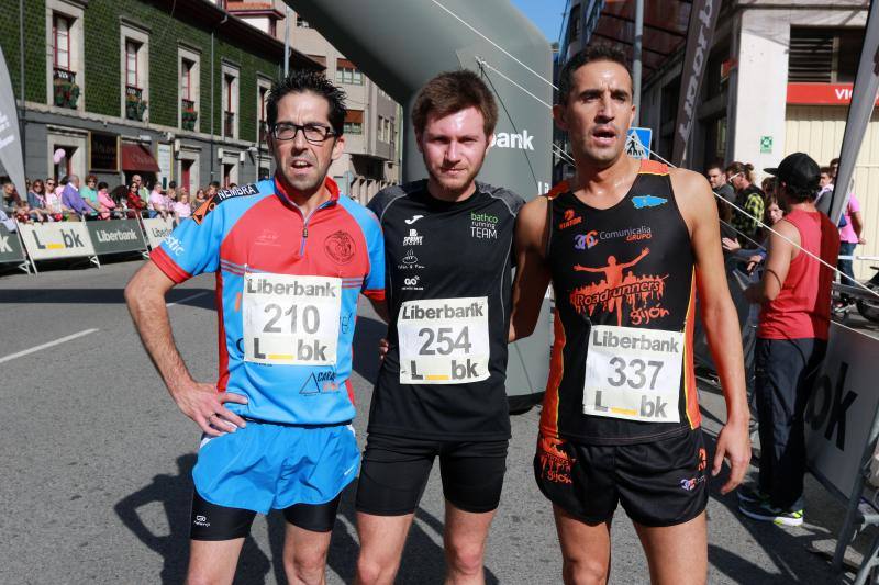 Este domingo se celebra la tercera edición de la Carrera contra el Cáncer de Mama en Mieres. Organizada por la delegación de la Asociación Española Contra el Cáncer (AECC) en Mieres y el Club Atletismo Mieres. La prueba comenzó a las 12 horas, desde la plaza del Ayuntamiento, con un recorrido de 4,5 kilómetros, por el casco urbano de la localidad.