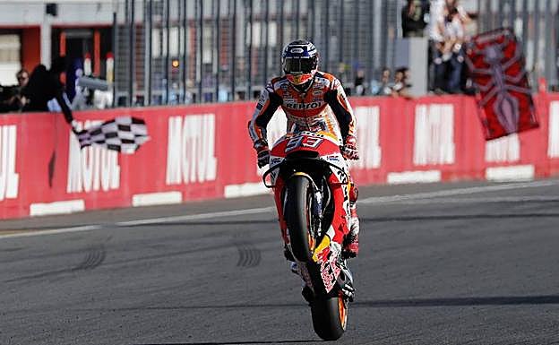 Márquez cierra a lo grande su séptima corona