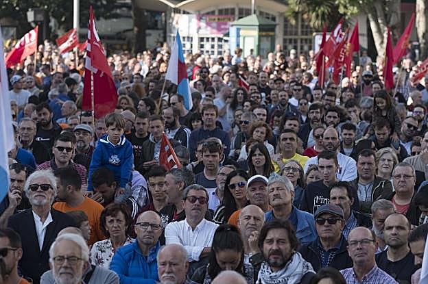 Miles de personas se manifestaron ayer en La Coruña en contra del cierre anunciado por Alcoa para sus plantas ubicadas en Avilés y en esa localidad gallega. 