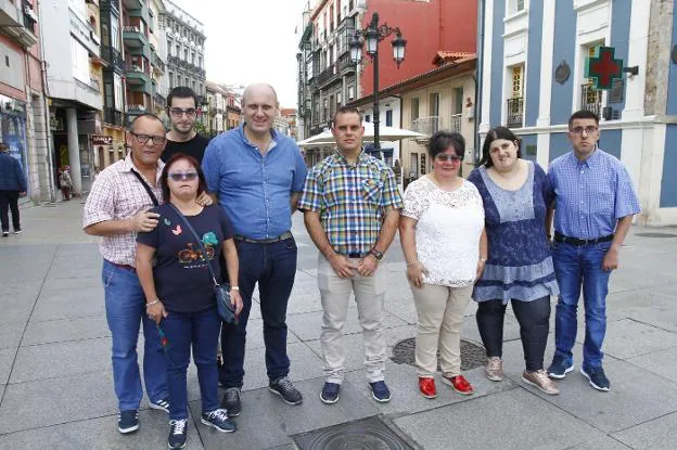 Los miembros de la Asociación Rey Pelayo María Antonia García, José Manuel Díaz, Faustino Cardoso, Ricardo Riesgo, José Manuel Ávila, Isabel Alonso, Sara Santiago y Adán Rozada en una de las calles que desembocan en el Ayuntamiento de Avilés. 