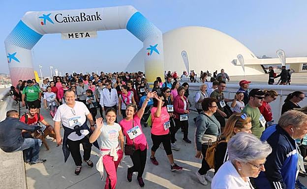 Los participantes en la marcha, en la salida del Centro Niemeyer. 