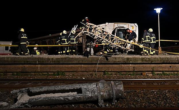 Efectivos trabajan para rescatar a las víctimas en el tren descarrilado en Taiwán. 