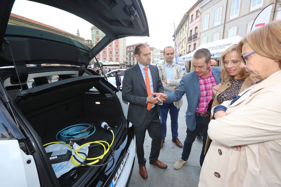 La alcaldesa de Avilés recibió información sobre los vehículos eléctricos.