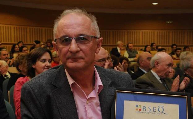 Luis Ignacio García, con el premio de química en 2014. 