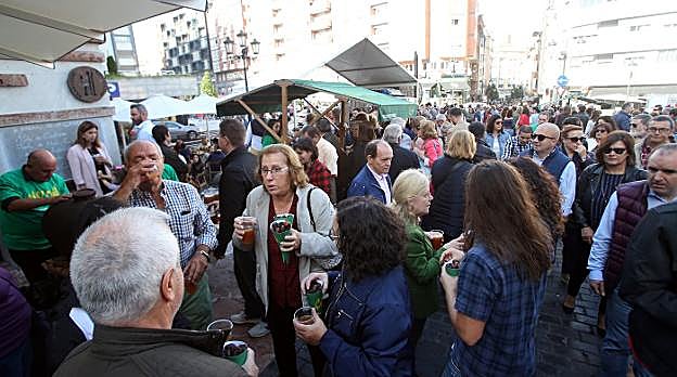 La calle de Gascona abarrotada de gente durante el amagüestu celebrado ayer al mediodía. 