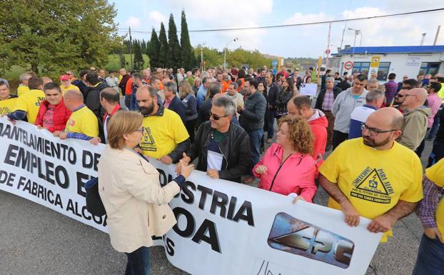 La alcaldesa de Avilés, durante la concentración contra el cierre de Alcoa celebrada esta mañana.