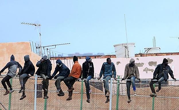 Inmigrantes en la valla de Melilla. 