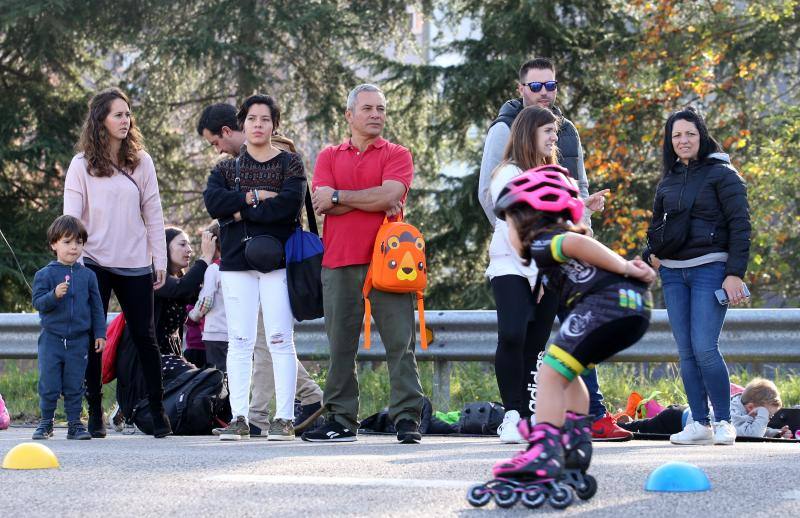 Más de cien niños participan en la primera prueba de patinaje para escolares y clubes locales.