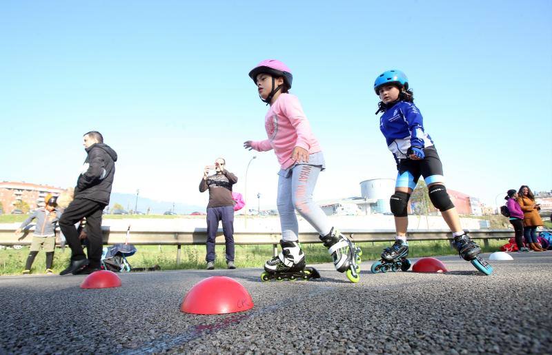 Más de cien niños participan en la primera prueba de patinaje para escolares y clubes locales.