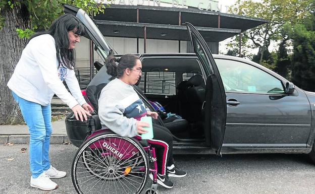 María Esther ayuda a su hija a salir del coche rumbo al polideportivo. 