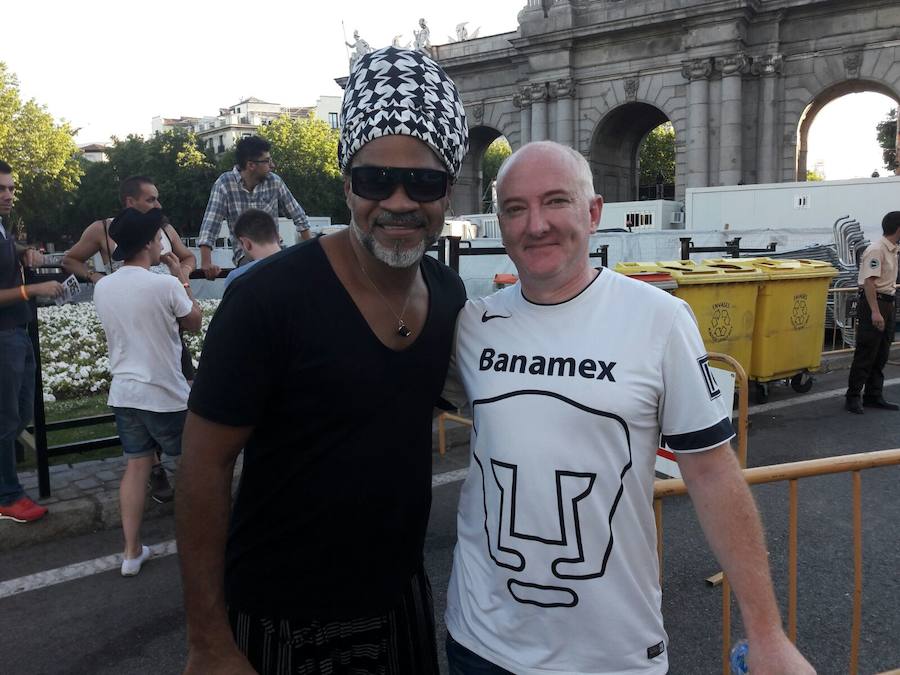 Este moscón hace guardia durante horas para conseguir un retrato junto a caras conocidas y atesora en su colección digital fotos con La Toya Jackson, Martin Scorsese o Leonard Cohen.