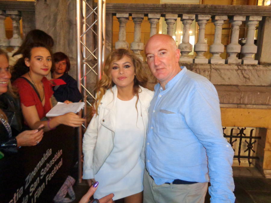 Este moscón hace guardia durante horas para conseguir un retrato junto a caras conocidas y atesora en su colección digital fotos con La Toya Jackson, Martin Scorsese o Leonard Cohen.