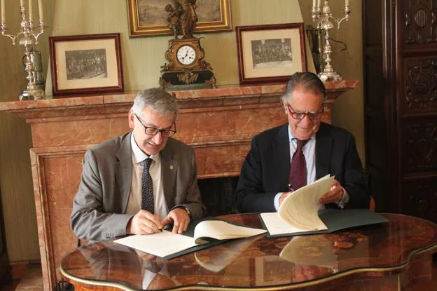 Santiago García y Roberto Paraja, durante la firma del convenio.