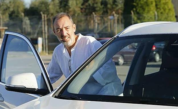 Natalio Grueso a la salida del centro penitenciario de Asturias.